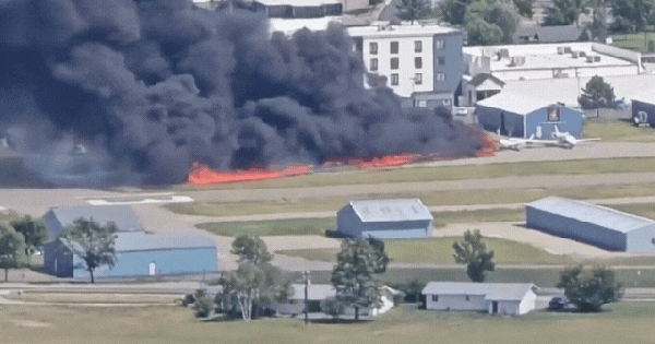 Hai máy bay đâm nhau trên đường băng làm bùng lên “quả cầu lửa” khổng lồ avatar1754984688950 1754984689598105024719gifpng