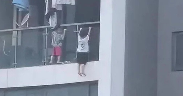 Trẻ trèo ra ngoài ban công chung cư "hít xà", hàng xóm sợ hãi la hét avatar1755078753429 17550787537361967625312 0 0 315 504 crop 1755078791711102760423jpg
