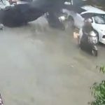 Cây xanh bất ngờ bật gốc, đè trúng hai cha con đi xe máy avatar1755233292178 17552332925751318357871 0 17 315 521 crop 1755234775861968721685jpg