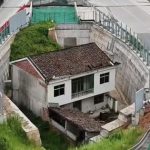 Nhất quyết không chịu di dời dù được đền bù tiền tỷ, ngôi nhà sẵn sàng "đứng một mình" giữa đường cao tốc nhận số phận như thế nào sau nhiều năm? avatar1755243073437 17552430739081368027168 142 0 987 1352 crop 1755243094913995635372jpg