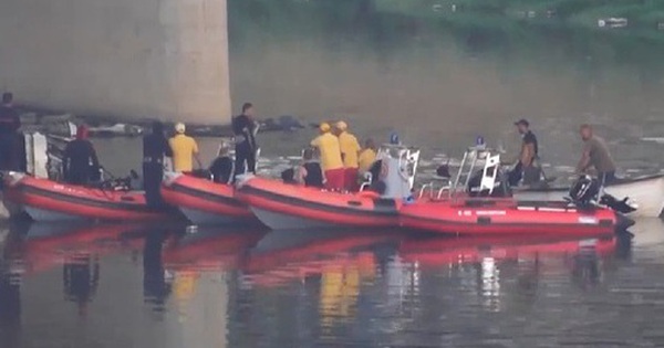 Xe buýt mất lái lao từ trên cầu xuống sông, 18 người tử vong avatar1755420671905 1755420672264642090360 0 46 315 550 crop 17554207164351765545430jpg