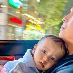 Mới 2 tuần chia sẻ làm bố đơn thân, nam nghệ sĩ Việt lại đăng ảnh cầm chặt tay 1 người: “Chỉ yêu mình em” avatar1755571432351 17555714330601294590195 235 0 759 1000 crop 17555715752401529314673jpg