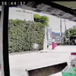 Người phụ nữ đang đi thì bị giật dây chuyền, diễn biến xảy ra sau đó khiến tất cả đều ngỡ ngàng avatar1755580502132 17555805025981388898482gifpng