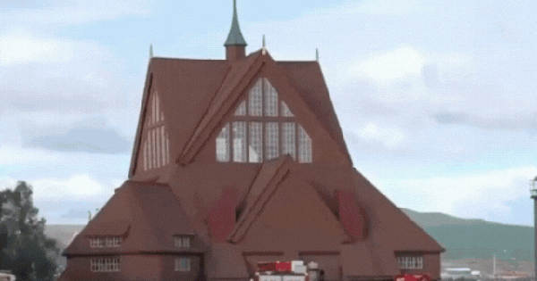 Một nhà thờ nặng 672 tấn vừa được nhấc lên và đi "du lịch" xuyên thành phố suốt 2 ngày avatar1755663641754 1755663642182578744532gifpng