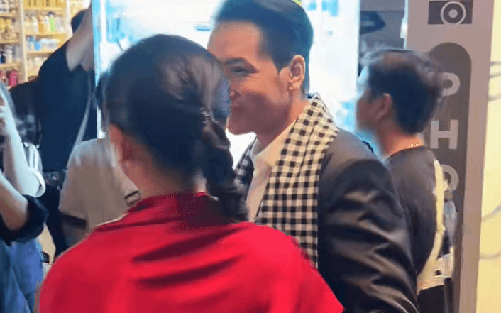 Bắt gặp cặp đôi Vbiz công khai ôm nhau giữa sự kiện: Nắm tay không rời, phim giả tình thật khó chối cãi