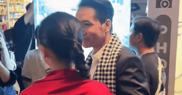 Bắt gặp cặp đôi Vbiz công khai ôm nhau giữa sự kiện: Nắm tay không rời, phim giả tình thật khó chối cãi avatar1755709050488 17557090512051918951013 42 0 412 706 crop 1755709148098806000255gifpng