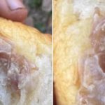 Đang ăn bánh mì, thanh niên sốc nặng khi thấy thứ bên trong avatar1755825266868 17558252676071399431220jpg