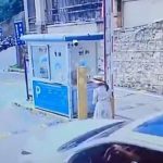 Người phụ nữ cố tình dùng vai đẩy rào chắn để ô tô trốn phí avatar1755849802740 17558498031181665473370 0 30 315 534 crop 17558498445892131251583jpg