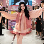 Bị phong sát ở Trung Quốc, Phạm Băng Băng kinh doanh mỹ phẩm vẫn thu về 200 triệu USD: Bán 100.000 hộp mặt nạ trong 10 giây avatar1756097599334 1756097599871880268670 119 0 651 1017 crop 1756097684380148050184png