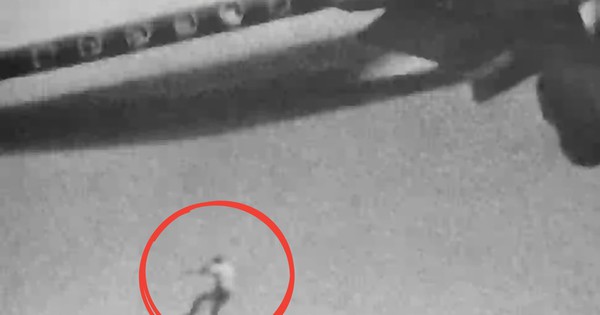 Bức ảnh 'rùng rợn nhất mọi thời đại': Sự thật chấn động về cậu bé rơi khỏi máy bay avatar1756270313232 17562703140221740552668jpg