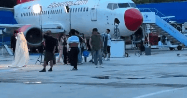 Đám cưới diễn ra ở sân bay đang viral khắp MXH: Nhà gái là cơ trưởng đẹp ná thở, nhà trai là phó tổng hãng hàng không avatar1756370916646 1756370917345707480895 54 0 478 809 crop 17563709991161402243217gifpng