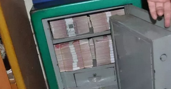 Đột kích nhà riêng của 1 cựu giám đốc bệnh viện, tịch thu hơn 4,2 tỷ đồng tiền mặt, 1,6 tỷ tiền tiết kiệm cùng nhiều tài sản khác avatar1756433038135 17564330386541349365358jpg