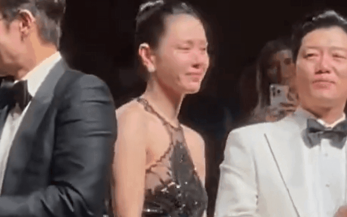 Son Ye Jin bật khóc nức nở giữa hàng trăm người giữa ồn ào ngược đãi sao nhí