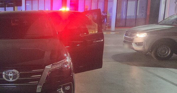 Thấy chiếc ô tô đỗ mãi không rời đi, nhân viên bảo vệ ngó vào thì kinh hãi với cảnh tượng bên trong avatar1756628108312 1756628134438962070022jpg