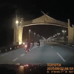 Đang đi trên cầu, xe máy bất ngờ bay lên không trung rồi rơi thẳng xuống trước đầu ô tô avatar1756798718504 17567987190821224690607 0 0 203 325 crop 17567987263041514260340gifpng