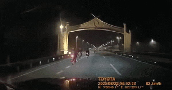 Đang đi trên cầu, xe máy bất ngờ bay lên không trung rồi rơi thẳng xuống trước đầu ô tô avatar1756798718504 17567987190821224690607 0 0 203 325 crop 17567987263041514260340gifpng