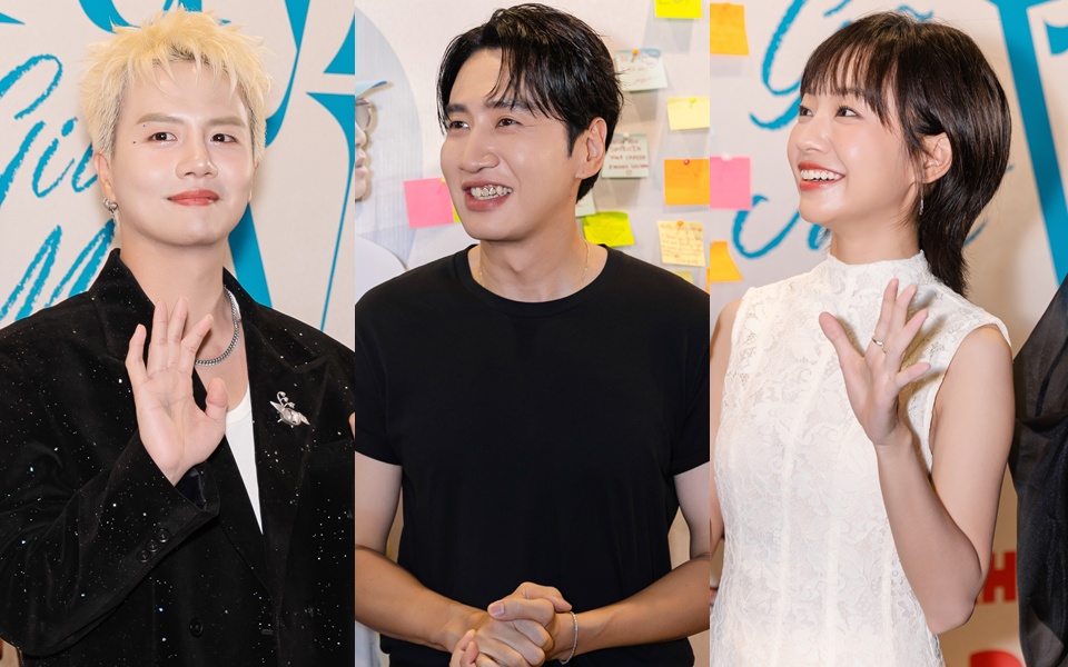 Thảm đỏ hot nhất hôm nay: Lee Kwang Soo có hành động lạ khiến Duy Khánh sốc nặng, xấu hổ đến nỗi không đứng vững