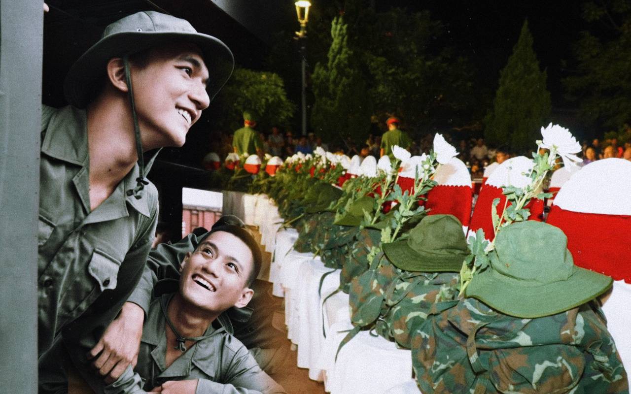 Buổi chiếu đặc biệt nhất của Mưa Đỏ: Hàng ghế trống, balo, hoa cúc trắng và khoảnh khắc cúi đầu trước lịch sử