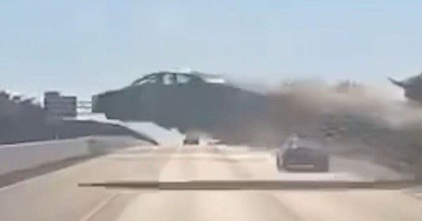 Ô tô gặp tai nạn, lao qua 4 làn đường trên cao tốc như phim hành động avatar1757062956141 1757062958607148040884 0 96 315 600 crop 17570630049511386515641jpg