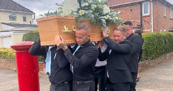 Vừa nhìn quan tài của con trai, cha ngã quỵ và tử vong ngay tại đám tang avatar1757476688790 1757476689641712811293 0 0 248 397 crop 1757476709620803034796jpg