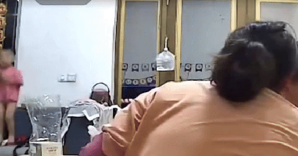 Bé trai 3 tuổi đang cầm điện thoại chơi thì thiết bị phát nổ, cả gia đình hoảng hốt chạy tới ứng cứu avatar1757481861499 1757481867127719145124 0 0 351 562 crop 1757481894503317108505gifpng