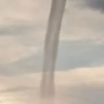 Đang đi dạo, người dân phát hiện cảnh tượng nổi da trên bầu trời avatar1757757963037 1757757963490975703857 0 47 315 551 crop 1757757979654506015712png