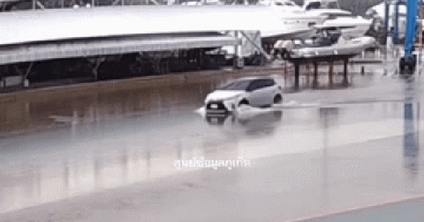 Sau mưa lụt, ô tô đi vào đoạn đường ngập nước rồi lao thẳng xuống biển, cảnh tượng sau đó mới khó tin avatar1757862159057 17578621594931785083054gifpng