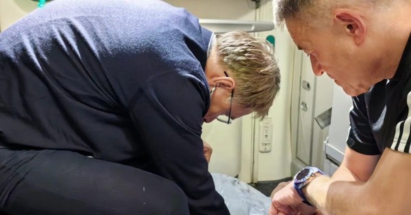 Bộ trưởng Y tế Nga cứu sống hành khách trên chuyến bay: Nạn nhân rơi vào tình huống nguy kịch như thế nào? avatar1757909028036 17579090285561456278421 46 0 796 1200 crop 1757909063380495342940jpg