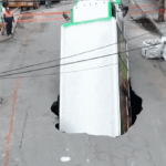 Khoảnh khắc gây sốc: Xe tải chở nước ngọt bất ngờ "biến mất" giữa phố khiến nhiều người hoảng hốt avatar1758000397714 17580003981131246829597gifpng