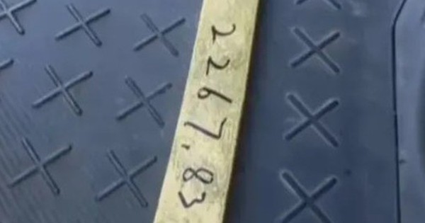 Đang đi đường, người dân sốc nặng khi nhặt được thỏi vàng trị giá 7,4 tỷ đồng avatar1758070586333 1758070586568761227100 0 64 315 568 crop 1758070608354214261768jpg