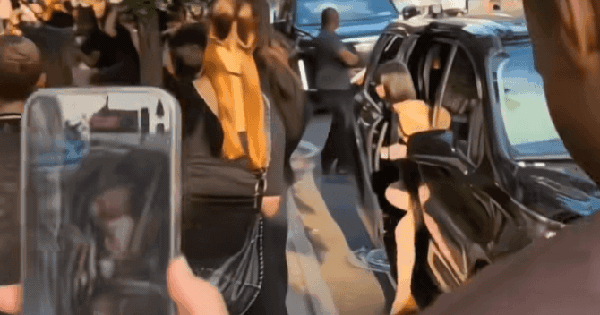 Cả phố náo loạn khi mỹ nhân này vừa bước xuống xe: Người đâu mà đẹp thế không biết, sang đến từng hơi thở avatar1758248812060 175824881302032204345 22 0 374 672 crop 17582489876341831232122gifpng