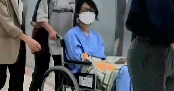 Hình ảnh mới nhất của cựu đệ nhất phu nhân Hàn Quốc trên xe lăn: Chân đeo vòng điện tử, tay phủ khăn avatar1758274596135 17582745964991119573381 0 0 720 1152 crop 1758274611755485870539jpg