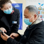 3 cụ già mang 999 tờ tiền có mệnh giá hơn 1.696 tỷ đồng đến ngân hàng gửi tiết kiệm, giao dịch viên nhận tiền nhưng sau đó báo cảnh sát avatar1758375547443 17583755477651938040847png