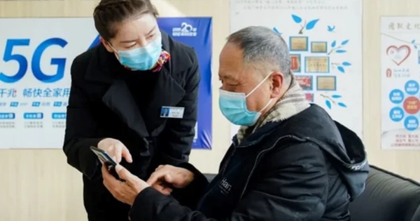 3 cụ già mang 999 tờ tiền có mệnh giá hơn 1.696 tỷ đồng đến ngân hàng gửi tiết kiệm, giao dịch viên nhận tiền nhưng sau đó báo cảnh sát avatar1758375547443 17583755477651938040847png