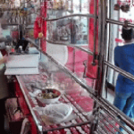 Đi bán nhẫn vàng thì gặp cướp, người phụ nữ bất ngờ trở thành con tin, video hiện trường gay cấn như phim avatar1758447583220 1758447583903300345283gifpng