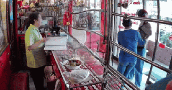 Đi bán nhẫn vàng thì gặp cướp, người phụ nữ bất ngờ trở thành con tin, video hiện trường gay cấn như phim avatar1758447583220 1758447583903300345283gifpng