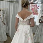 Bức ảnh cô dâu thử váy cưới ngỡ bình thường nhưng phóng to 4 lần lên mới thấy chi tiết "lạ" avatar1758710019605 1758710020135630961882 32 0 544 819 crop 17587100371991442535444jpg