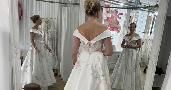 Bức ảnh cô dâu thử váy cưới ngỡ bình thường nhưng phóng to 4 lần lên mới thấy chi tiết "lạ" avatar1758710019605 1758710020135630961882 32 0 544 819 crop 17587100371991442535444jpg