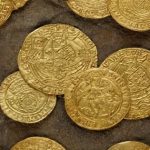 Đào đất làm vườn, 2 vợ chồng phát hiện kho báu chứa đầy vàng, chuẩn bị đem bán với giá hơn 8 tỷ đồng avatar1758875785322 1758875798289129718882jpg