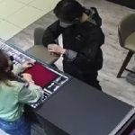 Người đàn ông đeo thử đồng hồ Rolex trị giá 817 triệu đồng rồi bỏ chạy avatar1758982263039 1758982263452167832110 0 0 315 504 crop 17589822774261674414128jpg