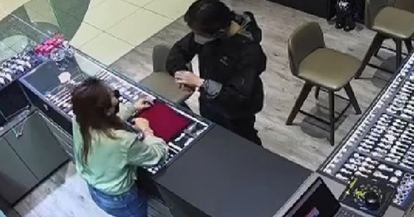 Người đàn ông đeo thử đồng hồ Rolex trị giá 817 triệu đồng rồi bỏ chạy avatar1758982263039 1758982263452167832110 0 0 315 504 crop 17589822774261674414128jpg