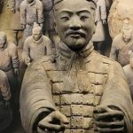 Bí ẩn đội quân đất nung trong lăng Tần Thủy Hoàng: Tại sao nhiều chiến binh nắm chặt tay không, vũ khí của họ đâu rồi? avatar1758982327354 1758982327759979180704 0 21 315 525 crop 17589823462692064411825jpg