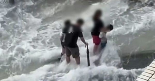 Người cha bị cảnh sát bắt vì đưa con đi ngắm sóng biển giữa siêu bão Ragasa avatar1759116675986 1759116676444878667579 32 0 407 600 crop 1759116688349249449906jpg