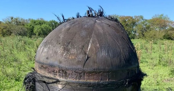 Chủ đất sốc nặng khi phát hiện vật thể lạ "lông lá" rơi trên cánh đồng avatar1759371993471 17593719938341539699680jpg