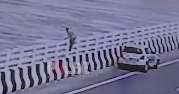 Nam Youtuber dừng xe trên cầu rồi bất ngờ nhảy xuống sông avatar1759484598517 17594845989371106291334 0 16 315 520 crop 1759484616867585279554jpg
