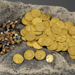 Còi rú inh ỏi khi máy quét qua tảng đá, phát hiện kho báu gần 100 đồng vàng nguyên chất, trang sức đính ngọc trai, chuyên gia thảng thốt: ‘Hiếm có khó tìm’ avatar1759490686324 17594906865651259770215png