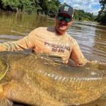 Người đàn ông câu được con cá da trơn "khổng lồ" dài 1,33m trên sông avatar1759568414464 1759568414865735240142jpg