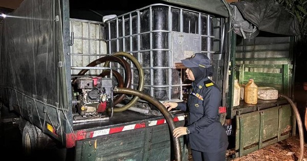 Đột kích một bến tàu lúc 3 giờ sáng, công an triệt phá đường dây buôn lậu dầu diesel trị giá hơn 10 tỷ đồng, tịch thu 47.000 lít nhiên liệu không giấy phép avatar1759598663824 17595986642271721825975jpg