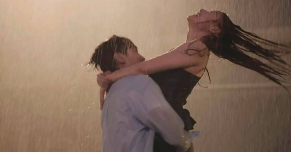 Tóm dính cặp đôi Vbiz công khai ôm ấp dưới mưa, đẹp đôi thế này ngôn tình chưa chắc viết nổi avatar1759625053979 17596250545191531746625jpg