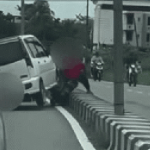 Tài xế ô tô đâm vào xe máy đang đỗ ở lề phải, phản ứng của đối phương khiến người xem phải sững sờ avatar1759814875512 1759814876225763514119 231 0 456 360 crop 1759814892771835085531gifpng